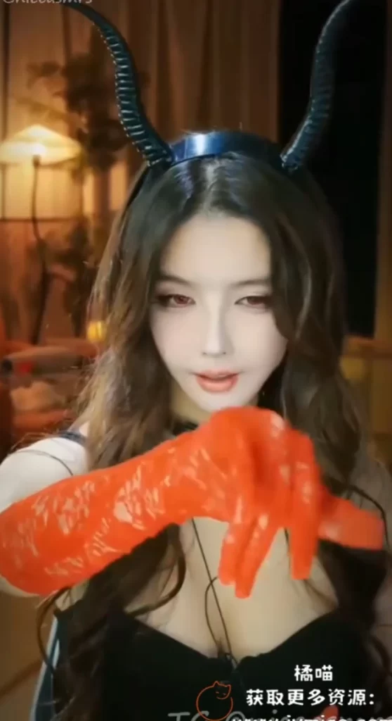 斗鱼大艺术嘉惊艳演绎！红色蕾丝手套女魔王COS，暗黑美学颠覆想象-橘喵