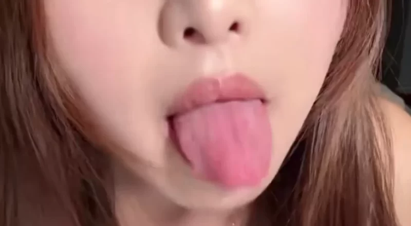 【沉浸式疗愈体验】B站凡凡的助眠日记ASMR付费作品《舔亚克力》：一场声音的精密解构与颅内共鸣-橘喵